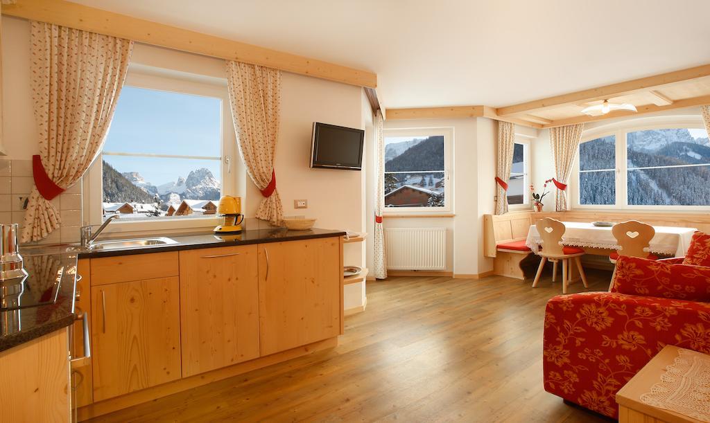Apartments Antines Wolkenstein in Gröden Zimmer foto